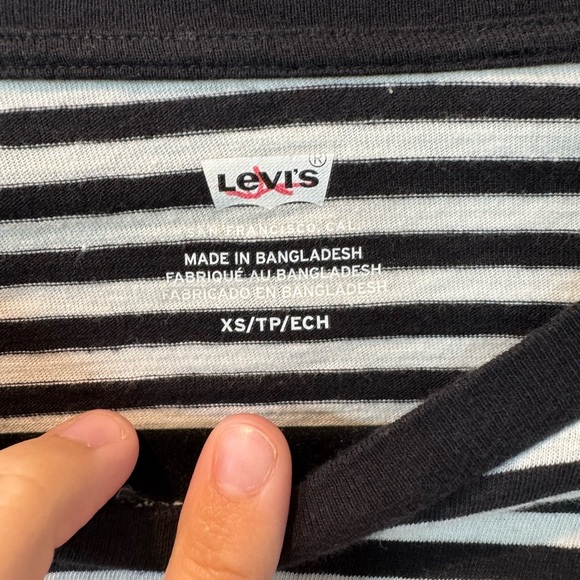 NWT Levi’s Black and White Striped Boxy T-Shirt Womens Size X-Small - Picture 4 of 8